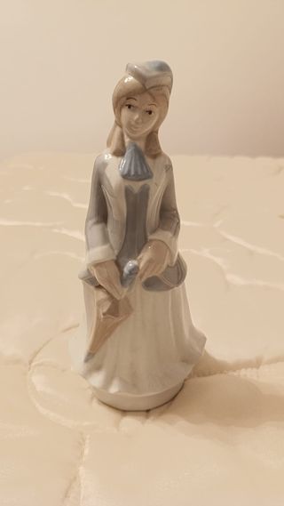 Figura de porcelana mujer con paraguas