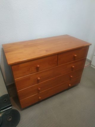 Cómoda de madera natural barnizada