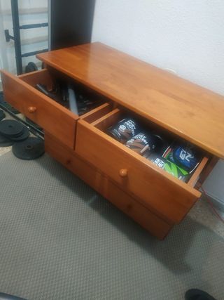 Cómoda de madera natural barnizada