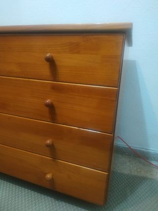 Cómoda de madera natural barnizada