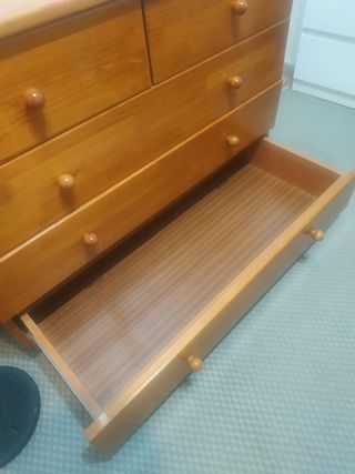 Cómoda de madera natural barnizada