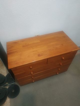 Cómoda de madera natural barnizada