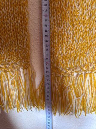 Bufanda tejida amarilla y blanca