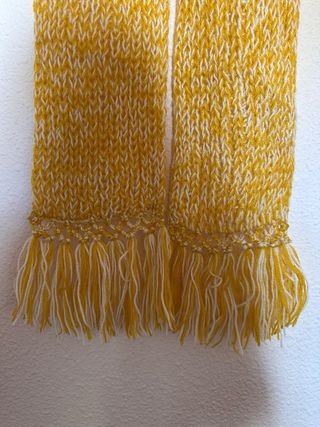 Bufanda tejida amarilla y blanca