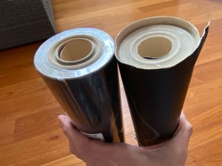 Papel pared flores plata sobre negro