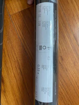 Papel pared flores plata sobre negro