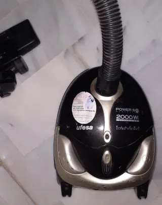 Aspiradora UFESA 2000W con accesorios