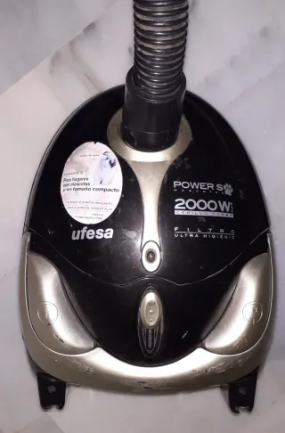 Aspiradora UFESA 2000W con accesorios