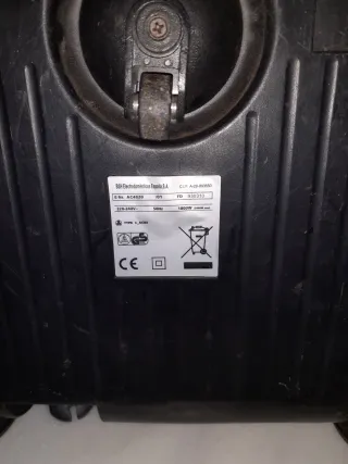 Aspiradora UFESA 2000W con accesorios