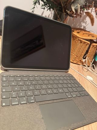 iPad 10ª Gen 64GB con teclado logitech