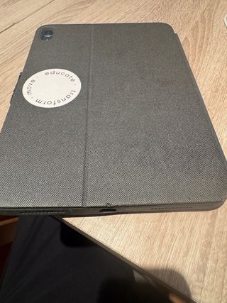 iPad 10ª Gen 64GB con teclado logitech