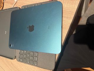 iPad 10ª Gen 64GB con teclado logitech