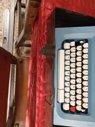Máquina de escribir Olivetti Studio 46 azul