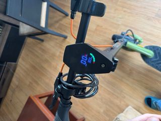 Patinete Eléctrico Verde y Negro con casco