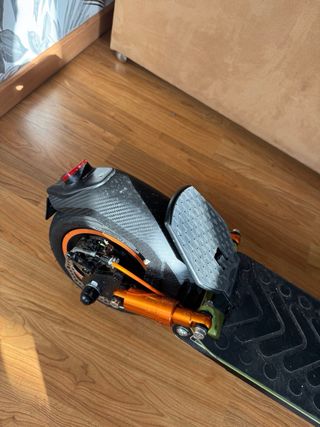 Patinete Eléctrico Verde y Negro con casco