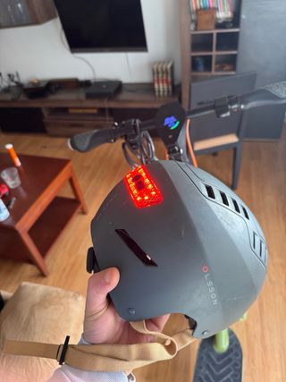 Patinete Eléctrico Verde y Negro con casco