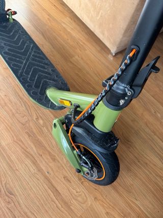 Patinete Eléctrico Verde y Negro con casco