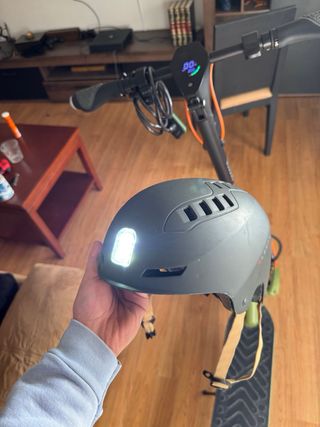 Patinete Eléctrico Verde y Negro con casco