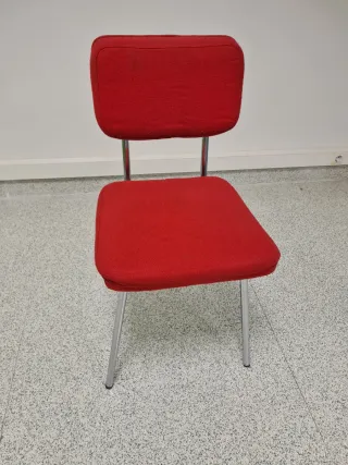 Sillas de oficina rojas y negras