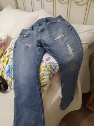 Pantalón vaquero desgastado