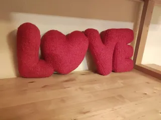 Cojín decorativo LOVE rojo