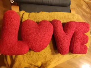 Cojín decorativo LOVE rojo