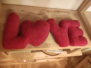 Cojín decorativo LOVE rojo