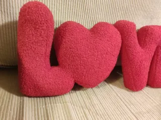 Cojín decorativo LOVE rojo