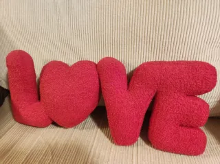 Cojín decorativo LOVE rojo