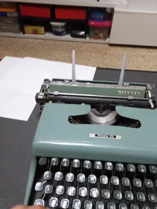 Máquina de escribir Olivetti Pluma 22
