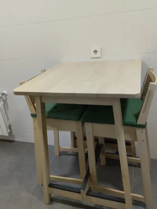Mesa alta y 2 sillas madera