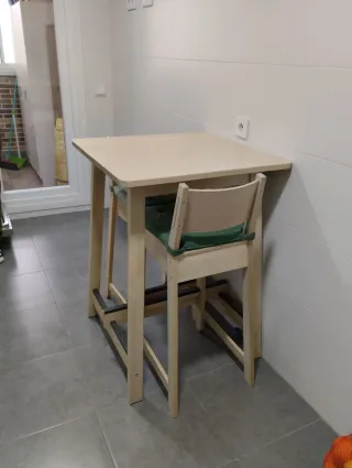 Mesa alta y 2 sillas madera