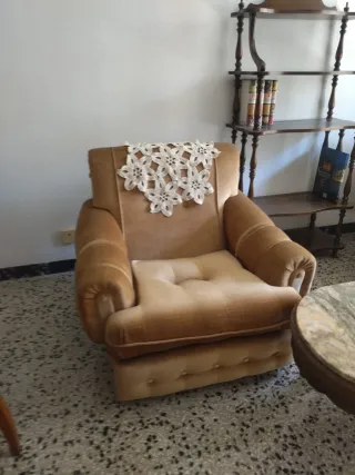Sillón de tela beige y marrón
