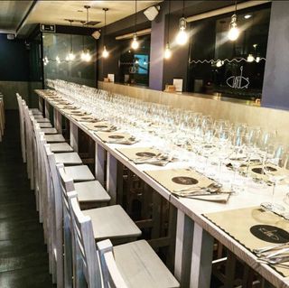 Taburetes y sillas. Mesas, barricas, bancos madera