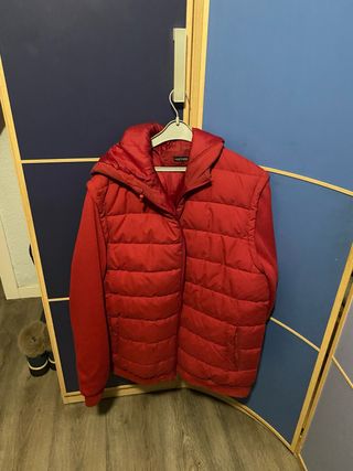 Abrigo acolchado rojo con capucha