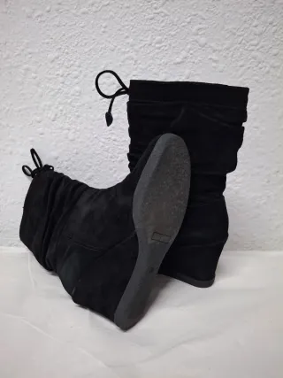 Botas de señora negras en ante y con cuña