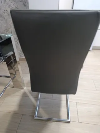 2 sillas de comedor y dos de regalo