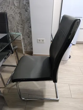 2 sillas de comedor y dos de regalo