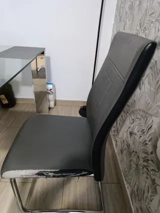 2 sillas de comedor y dos de regalo