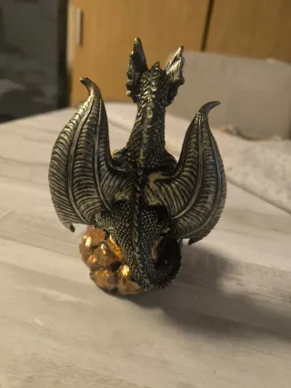 Figura dragón con esfera decorativa