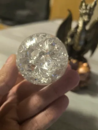 Figura dragón con esfera decorativa