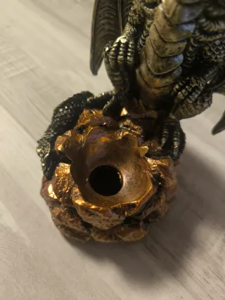 Figura dragón con esfera decorativa