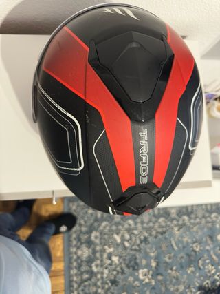Casco de moto MT negro y rojo