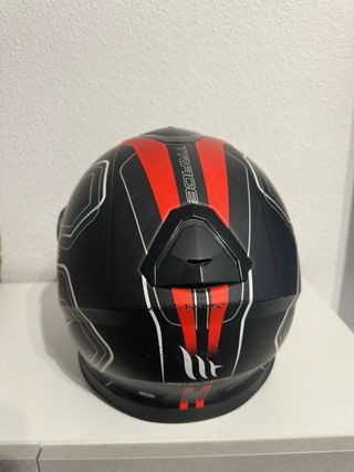 Casco de moto MT negro y rojo