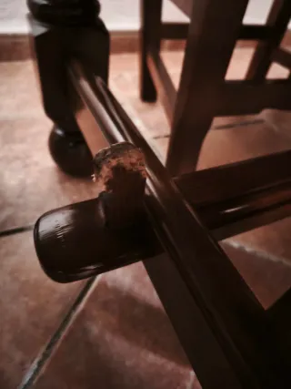 Mesa, 2 sillones y 4 Sillas Madera Maciza