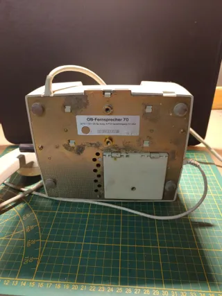 Teléfono antiguo beige y gris