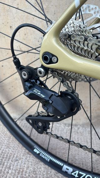 Bicicleta de carretera Ridley blanca y dorada