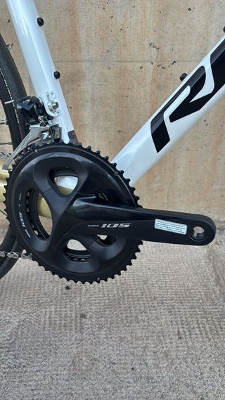 Bicicleta de carretera Ridley blanca y dorada