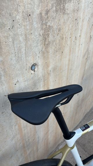 Bicicleta de carretera Ridley blanca y dorada