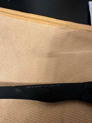 Gafas de sol negras y marrones